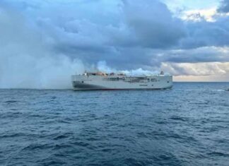 Barco con 3.000 autos se incendió y dejó un muerto en Holanda barco