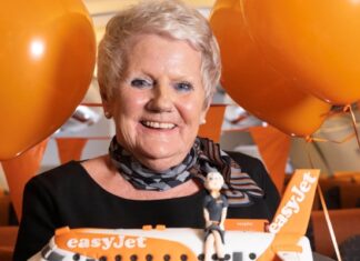 La Tripulante de Cabina con más edad de EasyJet cumple 73 años desti