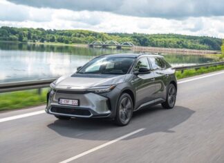 Los accionistas de Toyota muestran su preocupación por el dominio de Tesla toyo