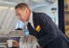 CEO de Lufthansa se une a tripulación para atender a pasajeros avion