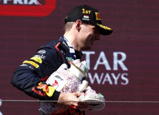 Verstappen recibe la reposición del trofeo roto en Hungría f1