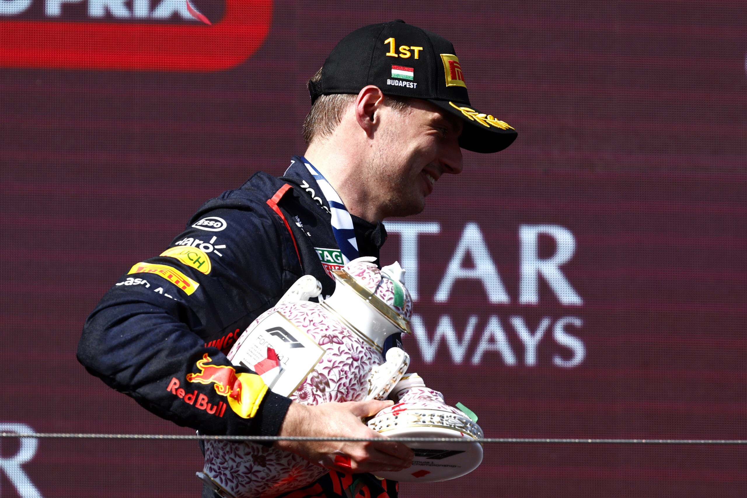 Verstappen recibe la reposición del trofeo roto en Hungría | Sobre Ruedas