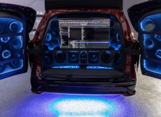 Sienna 2023: con 60 parlantes, Toyota convierte su minivan en una auténtica cabina de DJ toyo