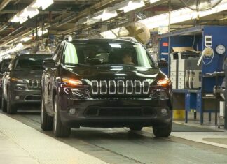 Sigue el drama entre la «United Auto Workers» y los Tres de Detroit, paralizando las fabricas de autos jeep