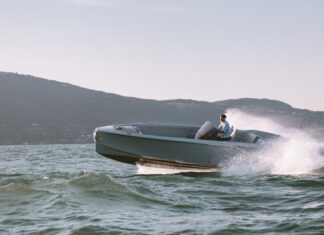 El primer Frauscher x Porsche eFantom está listo para zarpar porsche