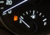 ¿Qué significa realmente la flecha en el indicador de gasolina del tablero? gas