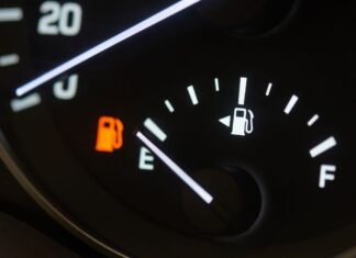¿Qué significa realmente la flecha en el indicador de gasolina del tablero? gas