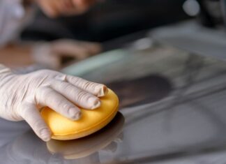 ¿Con qué frecuencia debo encerar mi auto?