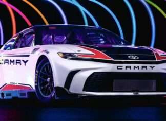 Toyota Camry 2025 se prepara para llegar a NASCAR