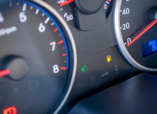 ¿Qué pasa si conduzco el auto con la reserva de gasolina?