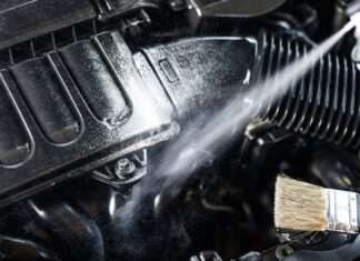 Cómo limpiar el motor del auto de forma segura