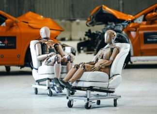 Maniquíes femeninos de Mercedes-Benz derriban 6 mitos en pruebas de choque