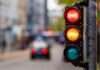 Proponen una cuarta luz en los semáforos para vehículos autónomos