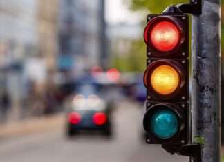 Proponen una cuarta luz en los semáforos para vehículos autónomos