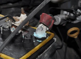 ¿Qué hacer si se sulfatan los bornes de la batería?