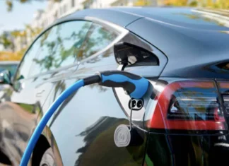 Fabricantes de autos eléctricos preocupados por crisis de costos