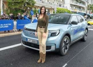 Lexie Alford batió un récord mundial con un Ford 100% eléctrico al completar una vuelta al mundo de 30 000 Km.