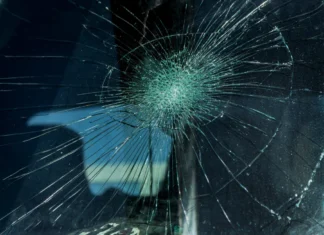 ¿Por qué el parabrisas de un auto es tan resistente?