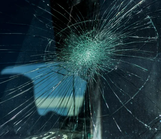 ¿Por qué el parabrisas de un auto es tan resistente?