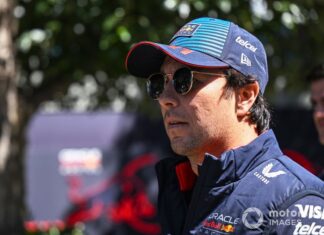 ‘Checo’ Pérez desmiente a Red Bull y afirma que seguirá en 2025