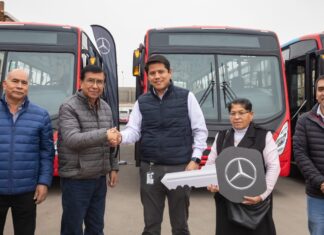 Divemotor realiza importante entrega de buses Mercedes-Benz OF1721 con tecnología BlueTec