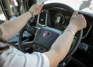 DOCE MUJERES SE GRADUARON COMO CONDUCTORAS ESPECIALIZADAS EN CAMIONES SCANIA