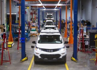 General Motors sigue despidiendo trabajadores para aumentar su apuesta por los vehículos eléctricos