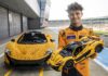 Lando Norris se enfrenta al circuito de Silverstone en un McLaren P de LEGO Technic a tamaño real