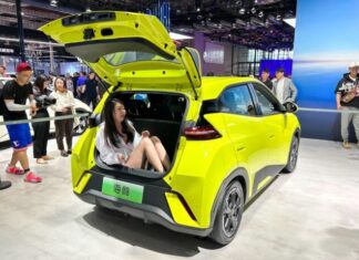 Países de la Unión Europea votaron a favor de imponer aranceles a los autos eléctricos de China