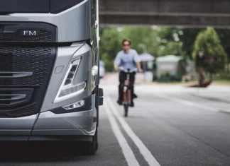 Volvo mejora la seguridad de sus camiones para proteger a peatones y ciclistas