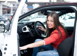 ¿Por qué las mujeres quieren elegir la compra de un auto nuevo cuando viven en familia?