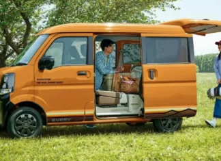 Suzuki presentó una kei van con todo para acampar