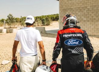 Legado en el desierto: Carlos Sainz y su hijo ponen a prueba la Ford Raptor T1+
