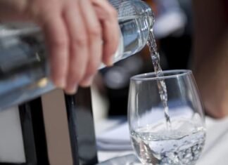 Nueva ley obligaría a restaurantes y supermercados a dar un litro de agua gratis a los clientes