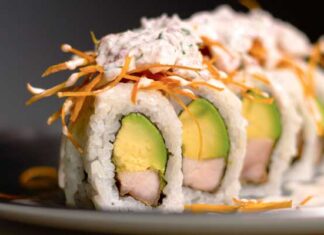 El primer maki de chicharrón y el poke porky por el Día de la Canción Criolla