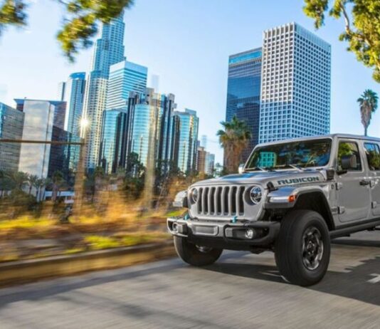 Jeep debe retirar miles de vehículos por potencial falla e incendio del motor