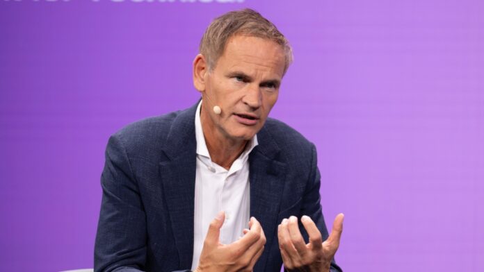 b2025cw00567-1_4_1000x563