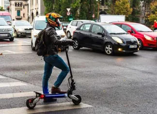 Usuarios de scooters y motos eléctricas deben usar cascos e indumentaria de seguridad