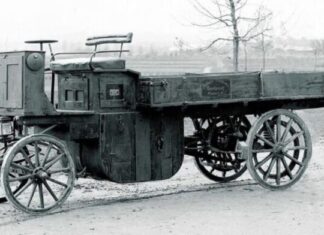 ¿Quién construyó el primer camión a gasolina?