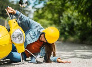 1 de cada 4 motociclistas maneja pendiente del teléfono