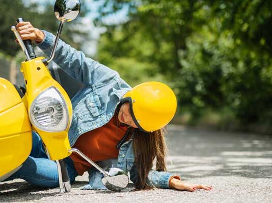 1 de cada 4 motociclistas maneja pendiente del teléfono