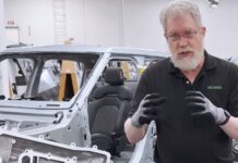 Al desmontar dos motores eléctricos, este mecánico analiza el trabajo de dos marcas con filosofías diferentes