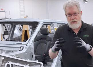 Al desmontar dos motores eléctricos, este mecánico analiza el trabajo de dos marcas con filosofías diferentes