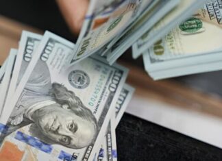 Dólar se dispara y alcanza su nivel más alto en casi cinco meses