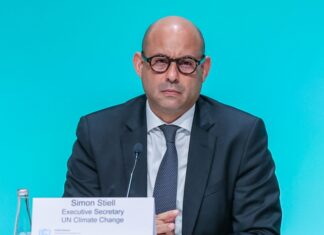 Simon Stiell, jefe climático de la ONU: «El mundo no puede seguir dependiendo de los combustibles fósiles»