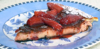 Día Mundial del Queso: Receta tarta de fresas al vino tinto